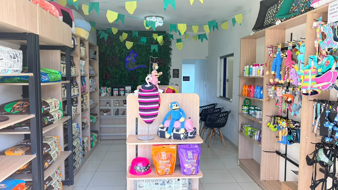 Interior do pet shop Cat & Dog em Sete Lagoas com prateleiras de ração e brinquedos